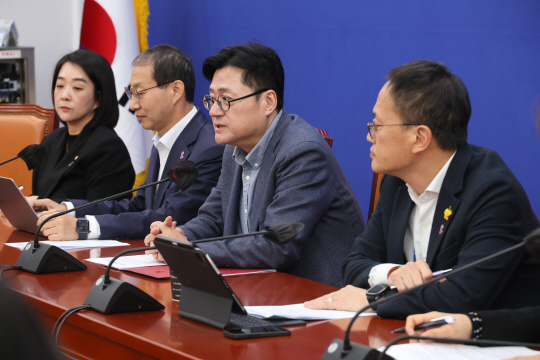 홍익표 더불어민주당 원내대표가 29일 국회에서 열린 2023 국감 평가 및 향후 대응방안 관련 기자간담회에서 발언하고 있다. 연합뉴스.